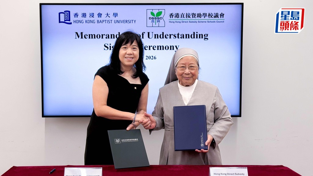 浸大教務長程淑麗（左）和直資議會主席黃金蓮（右）簽署合作備忘錄，冀透過多項措施，為在直資學校就讀的非本地學生加強升學支援。浸大提供