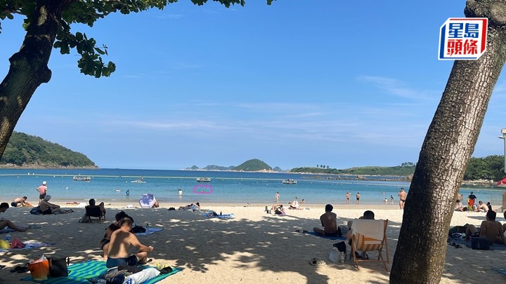 遇溺男泳客在泳灘對開約10米海面被發現（圓圈示），由救生員救起。讀者提供圖片