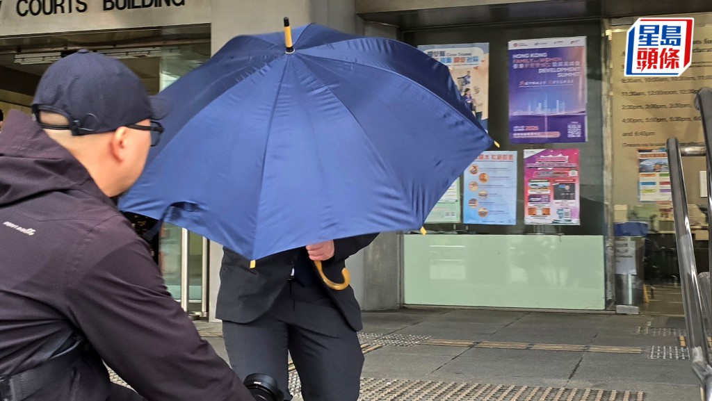 被告何永鏘（持傘男子）被控12項不誠實使用電腦罪提堂。王仁昌攝