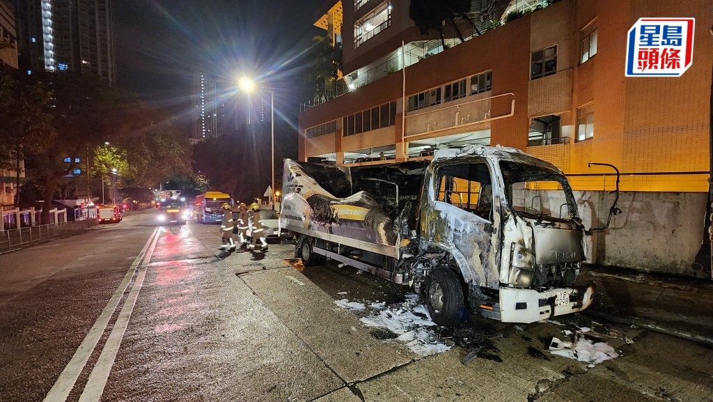 中型貨車嚴重焚毀，消防將火救熄。黎志偉攝