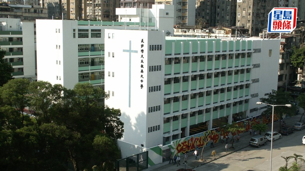 長沙灣天主教英文中學被指在「黃雨」及雷暴警告期間，安排學生戶外晨跑，有家長質疑罔顧學生安全與健康。 網上圖片