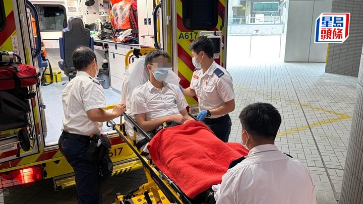 男學生腳部受傷，由救護車送院治理。梁國峰攝