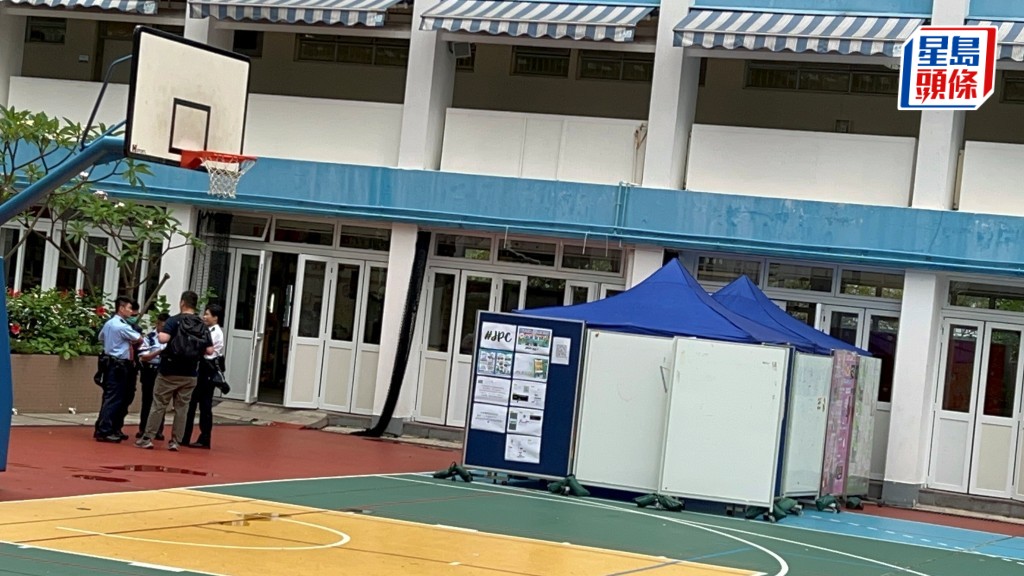 警員在校園內調查。楊偉亨攝