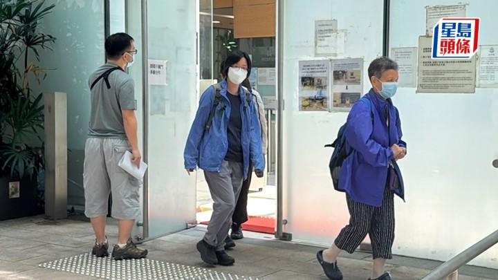 死者家屬認屍後，默然離去。梁國峰攝
