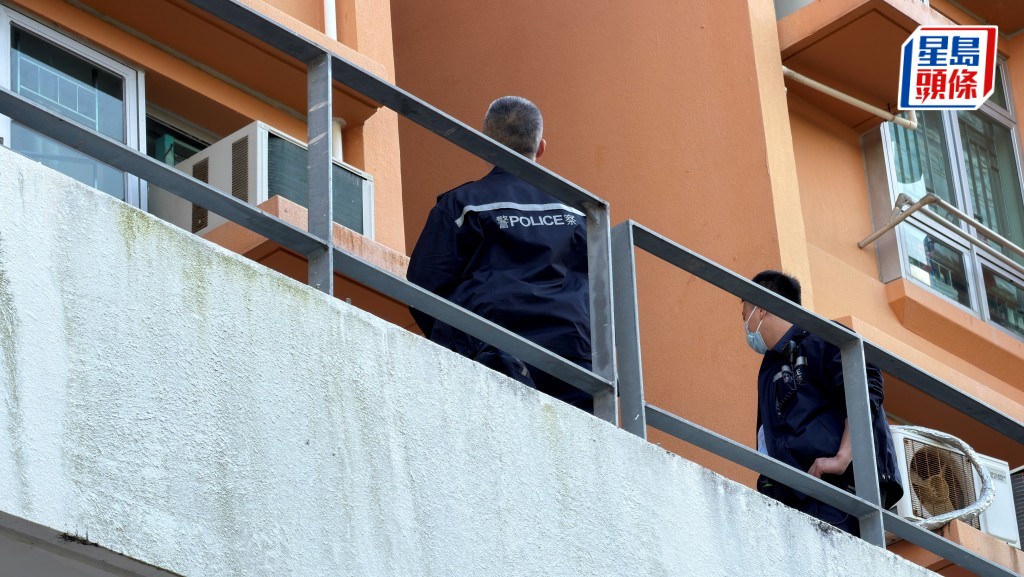 警員到水泉澳邨城泉樓現場調查。梁國峰攝