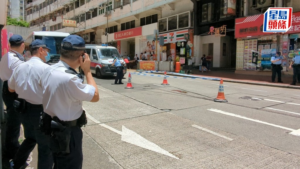 男子墮樓倒臥馬路中央。蔡楚輝攝