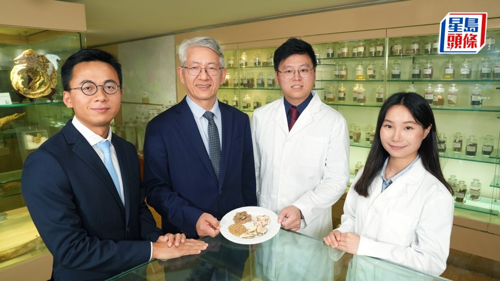 浸大中醫藥學院臨床部研究助理教授余炬成(左一)表示,團隊會推動中醫藥在精神健康護理方面的應用,令社會上更多人受惠。浸大提供