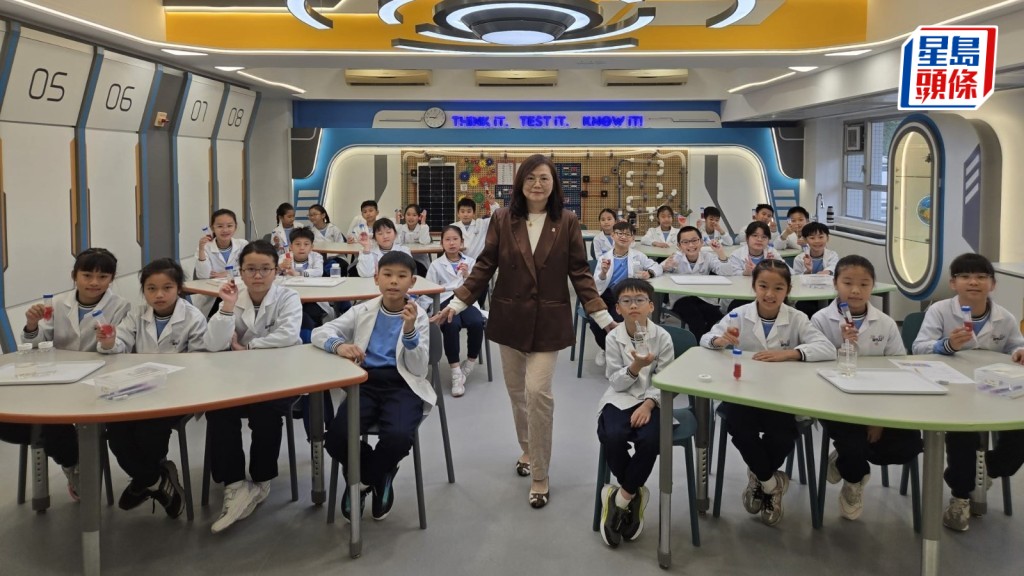 東華三院王余家潔紀念小學校長劉秀萍（中）期望，學生能透過新課程走進科學的世界，讓科學成為生活的一部分。校方提供