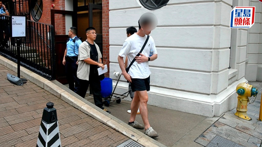 白衫黑短褲男事主證實無被搶劫，稍後獲准離開。楊偉亨攝