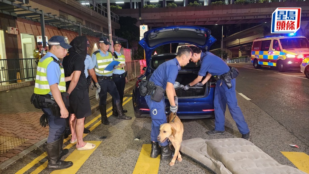 警方紅礠截獲可疑車輛，車上檢獲懷疑毒品。黎志偉攝