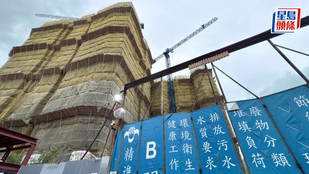 安達臣道R2-2地盤屬房協資助出售房屋項目,目前仍在建築階段。