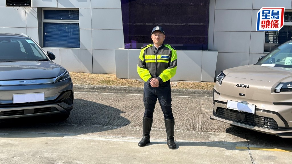 新界北總區交通部今日進行打擊「白牌車」行動，截獲兩部私家車。蔡楚輝攝