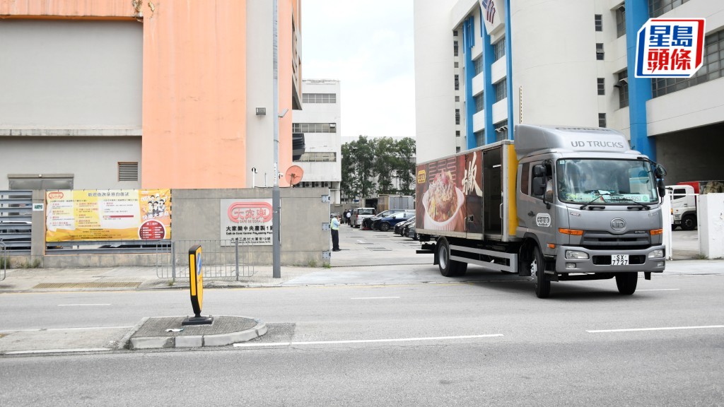 大埔一連鎖快餐店中央產製廠房，男工人在貨車尾板墮下身亡。楊偉亨攝