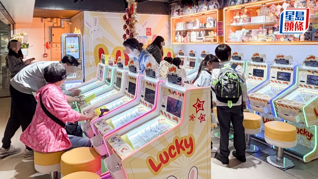 近年夾公仔機和彈珠機店鋪在香港「成行成市」。資料圖片