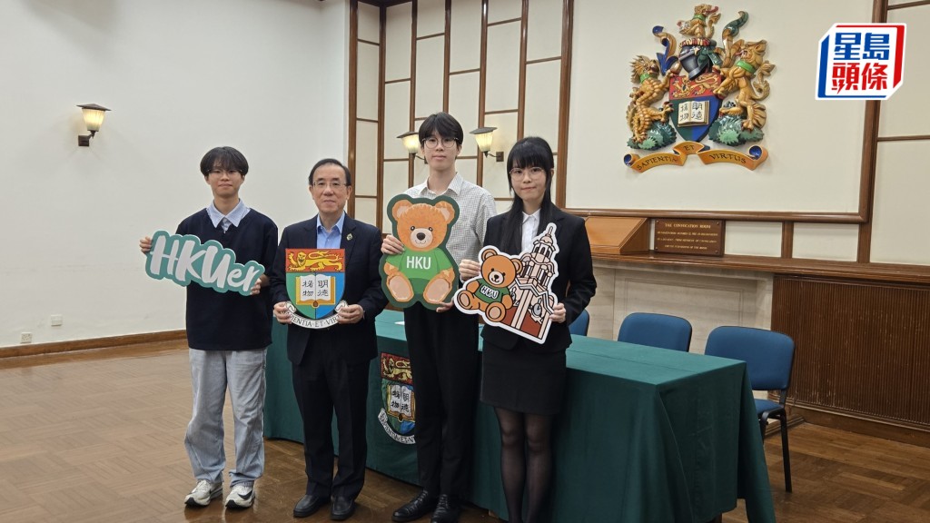 嚴志堅（左二）表示，學生不應根據獎學金多寡選擇大學和學科。 高俊謙攝