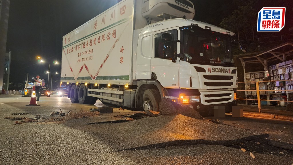 貨車前轆被困在洞入。黎志偉攝