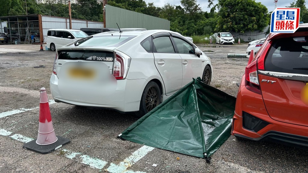 男子私家车内烧炭亡。蔡楚辉摄