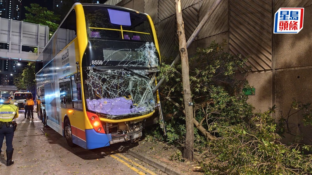 荃灣青山公路巴士失控自炒 幸無人傷 城巴：即時暫停車長駕駛職務。曾志恆攝