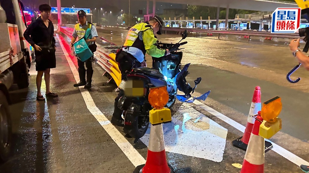 香港仔隧道出口绵羊仔失控撞防撞栏 30岁铁骑士重创昏迷送院。蔡楚辉摄