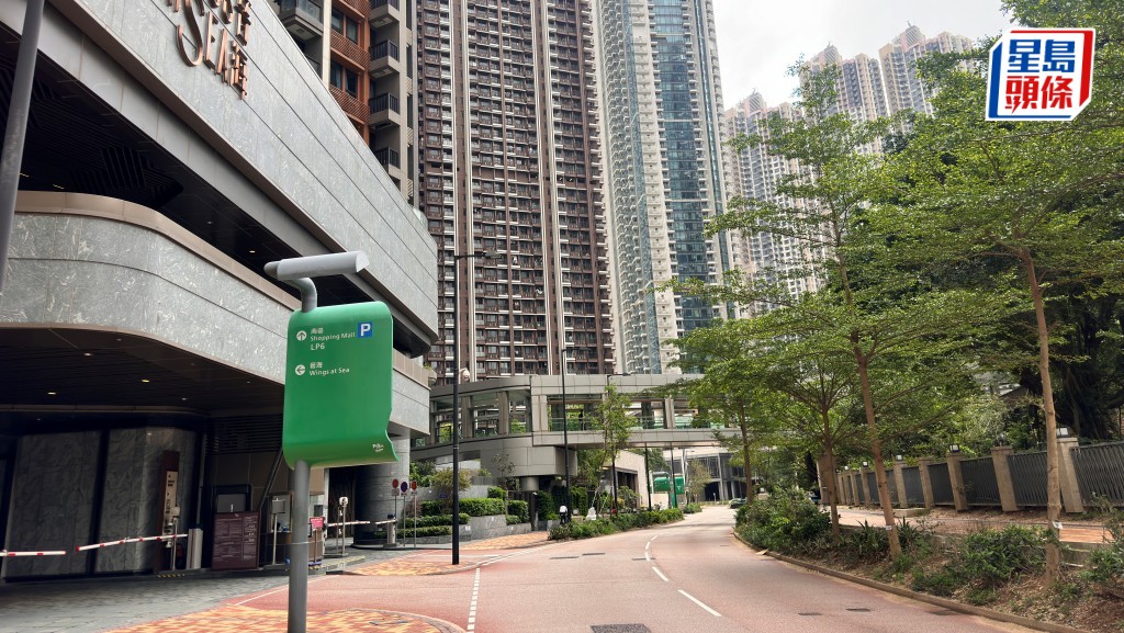 女生天橋墮下送院。梁國峰攝