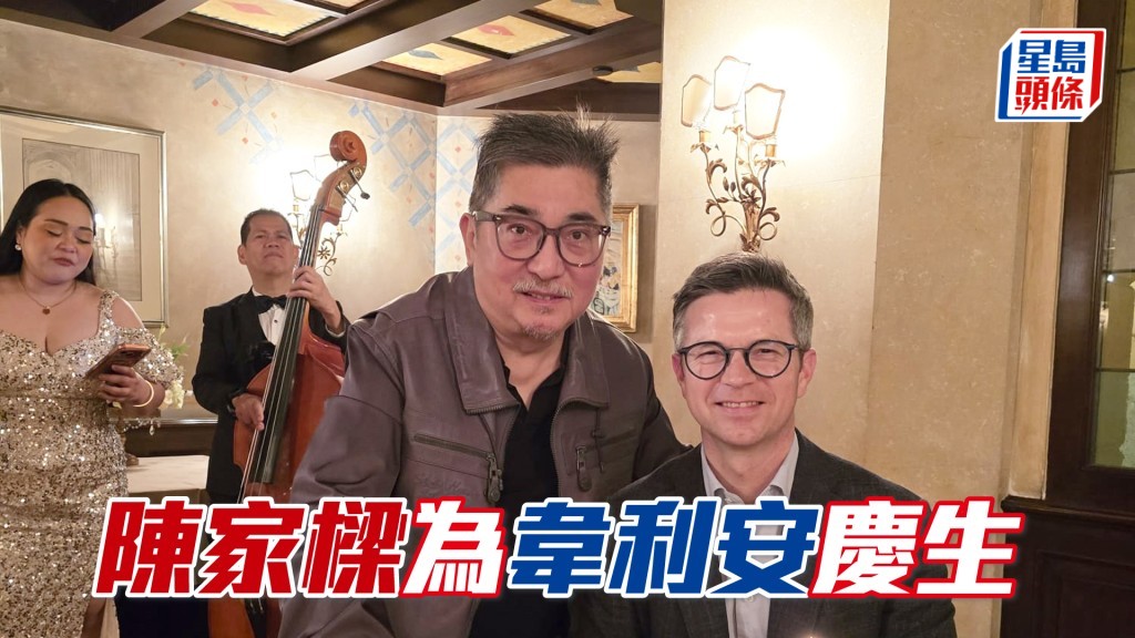 馬主陳家樑與英國練馬師韋利安（右）。