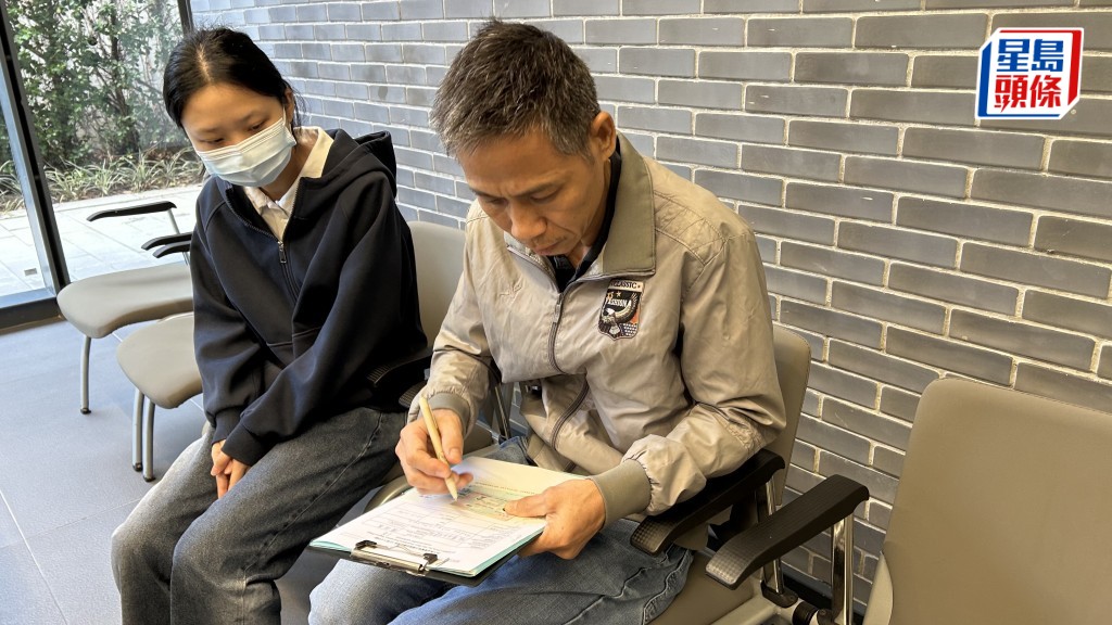 《星岛》记者昨日送上「邵氏基金会紧急支援基金」捐出的3万元善款，死者丈夫蓝国东在长女陪同下收取支票。 蔡楚辉摄