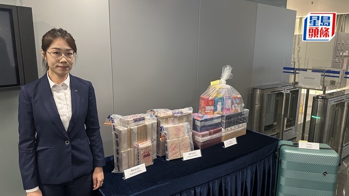 警方毒品調查科高級督察陳裕詠展示證物。劉漢權攝