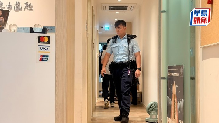 警员在牙科诊躼内调查。梁国峰摄
