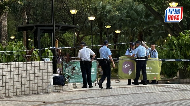 天水園公園一名女子倒斃在涼亭對開，頸上有傷痕，警員到場調查。蔡楚輝攝