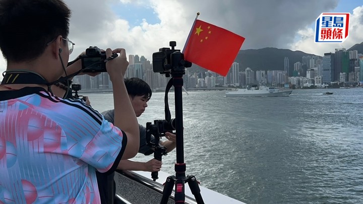 市民專程到尖沙咀海旁拍攝軍艦來港時刻。蔡楚輝攝