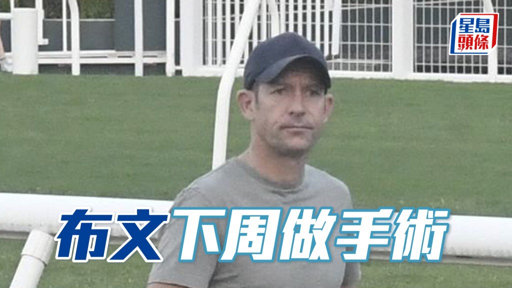 布文一身文裝現身晨課。