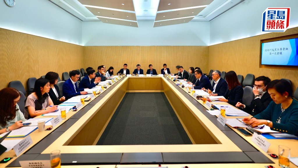 跨部門反黑工專責組組長兼保安局局長鄧炳強（右五）今日主持專責組首次會議，討論應對非法勞工的整體策略。政府新聞處