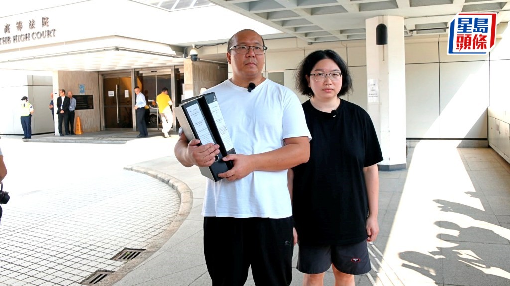 曾先生與關小姐今日(7日)到高等法院為Danny申請人身保護令。楊偉亨攝