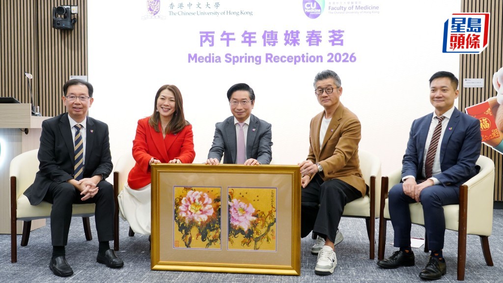 左起︰中大醫學院副院長（學生事務）吳兆文、副院長（研究）黃秀娟、院長趙偉仁、副院長（科研轉化及創業）莫樹錦及副院長（教育）黃仰山今日出席傳媒春茗。葉偉豪攝