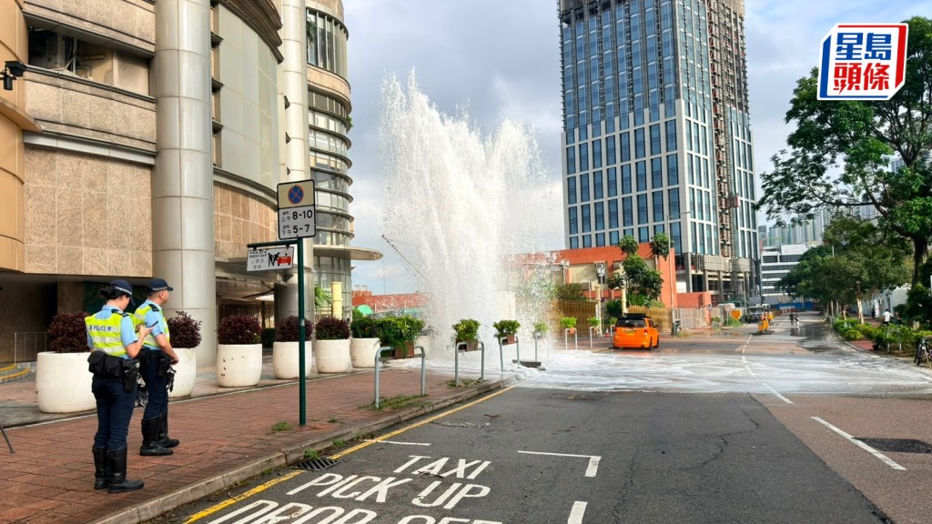 大角咀海帆道爆鹹水管 噴出逾十米高水柱 影響行人路及馬路。梁國峰攝
