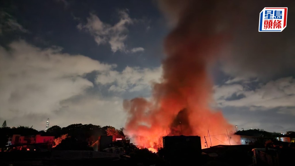 新田货仓起火传爆炸声 浓烟冒上半空 消防开喉灌救。黎志伟摄