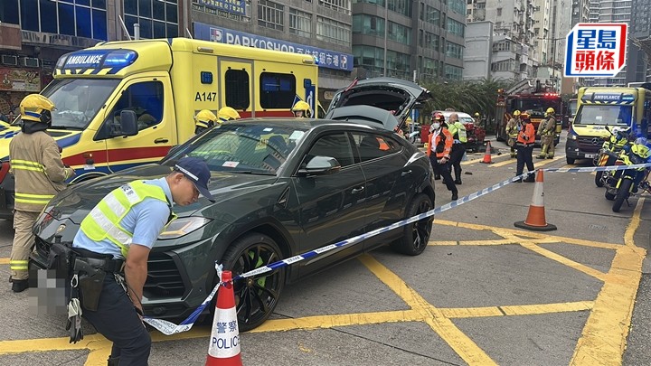 林寶堅尼與的士相撞，的士司機一度被困，大批消防趕至救援。劉漢權攝