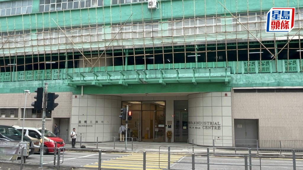 一名男工人手掌骨折清醒送院。楊偉亨攝