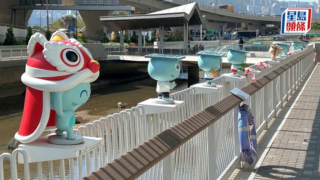  共三個木製造型公仔被破壞後掉進河內。  蔡楚輝攝​