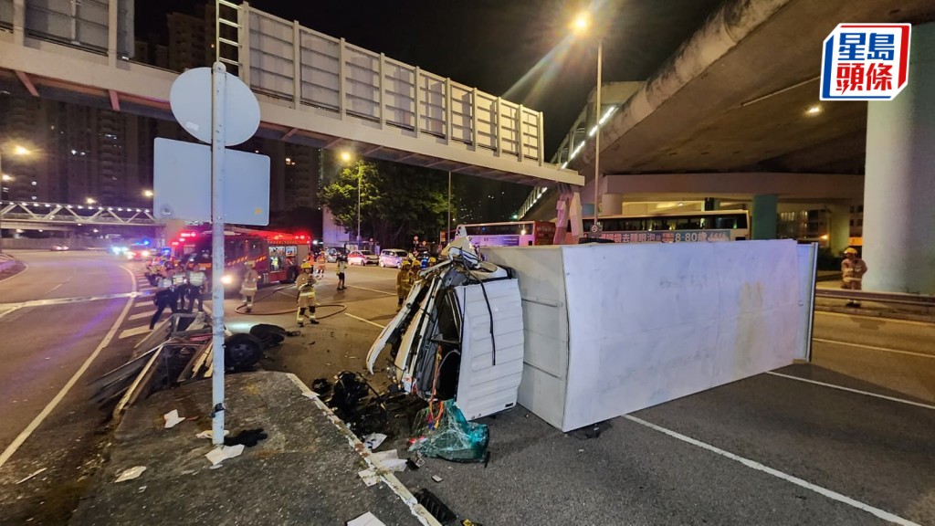 新蒲崗貨車猛撼防撞欄翻側 車頭嚴重損毀 司機受傷清醒送院。黎志偉攝