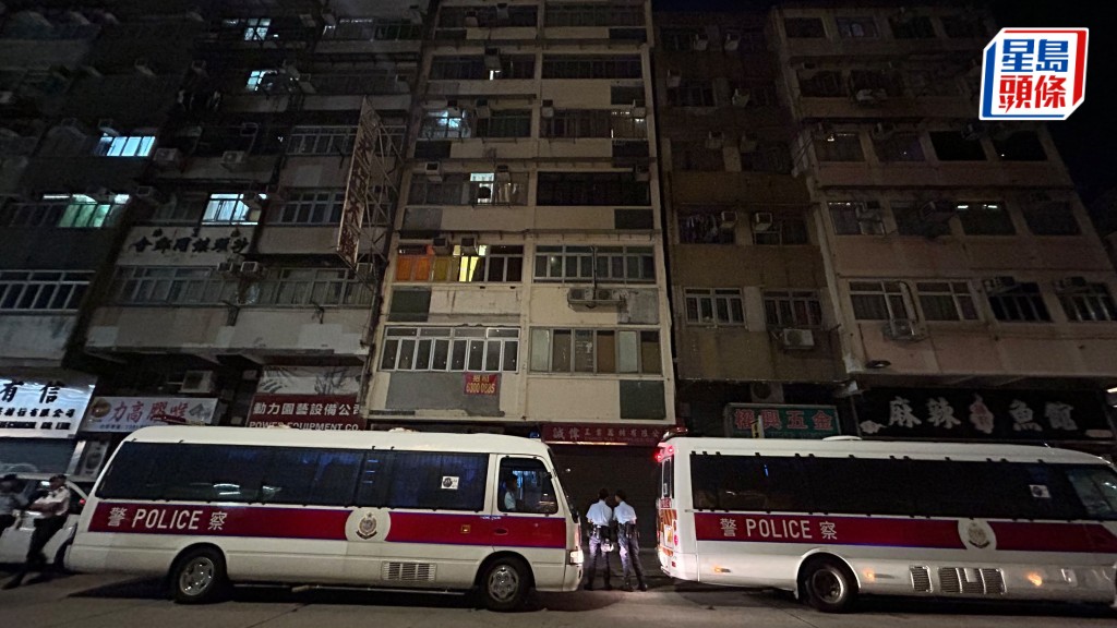 旺角警破門搜查唐樓單位 男子疑爬窗避查失足墮樓亡　警帶走逾20人調查。蔡楚輝攝