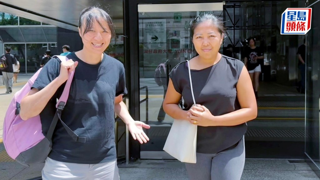 香港亞洲家務工工會聯會代表（左）與Baby Jane Teodoro Allas的胞妹 Mary Ann Allas Pereira。雷璟怡攝