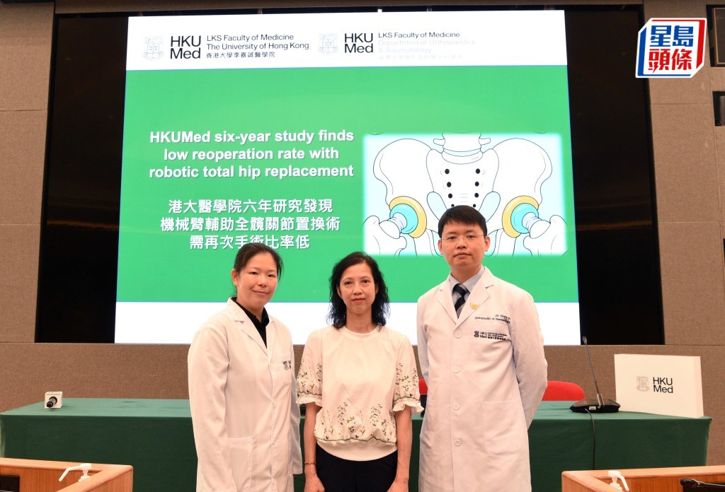 港大醫學院臨床副教授傅俊謙（右）指機械臂輔助手術，更精準定位，減低患者再次接受手術的機會。港大醫學院提供