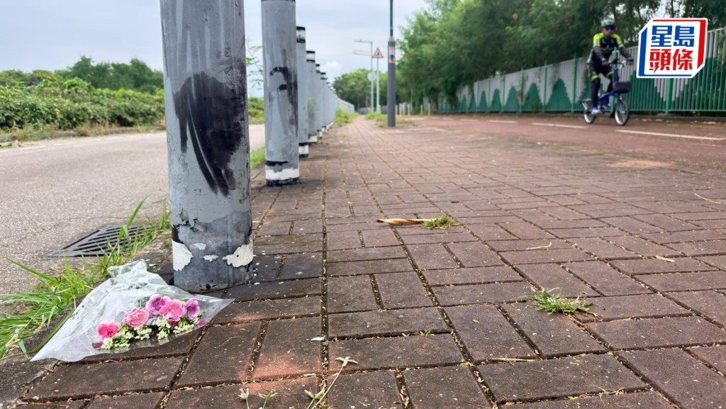 有市民在路旁擺放鮮花悼念女死者。梁國峰攝