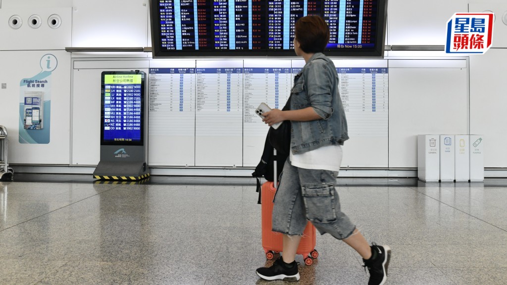 樺加沙襲港，機場航班升降大受影響。盧江球攝