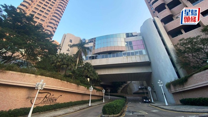 阳明山庄有修树工人堕下受伤。资料图片