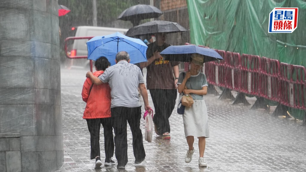 天文台發出今年首個黑色暴雨警告信號，歷時兩小時。吳艷玲攝