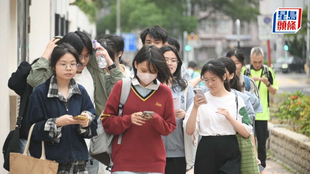 文憑試英文科卷三聆聽及綜合能力考核今日舉行，共約52700名考生報考。陳浩元攝