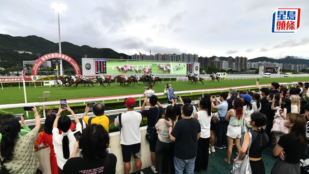 七一回歸賽馬日︱中大交換生從小紅書得知活動 首次入馬場讚氣氛熱烈