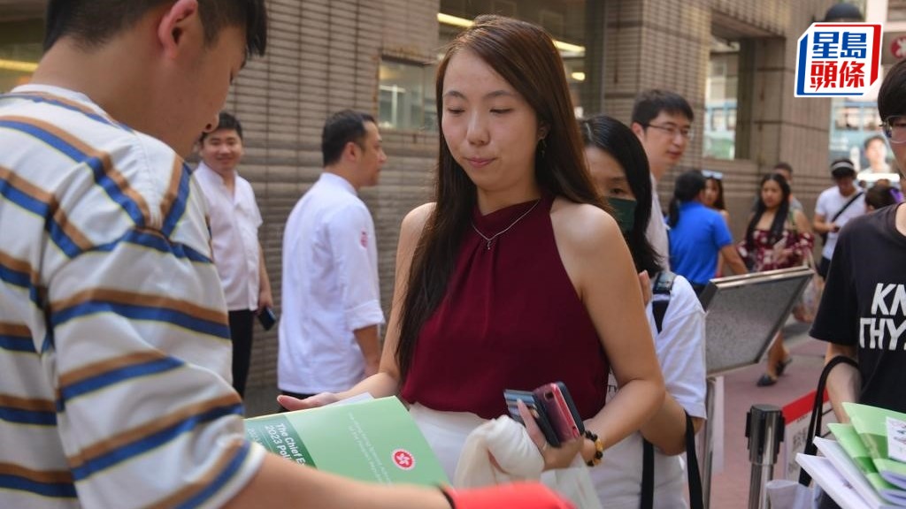 不少市民下午到灣仔民政事務處門口排隊索取《施政報告》。歐樂年攝
